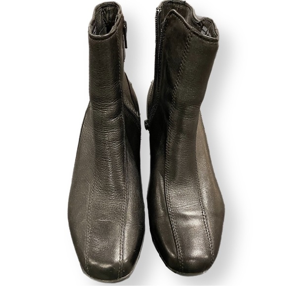 Clarks Artisan black leather ankle booties side zip block heel 6.5 excellent - Picture 1 of 12